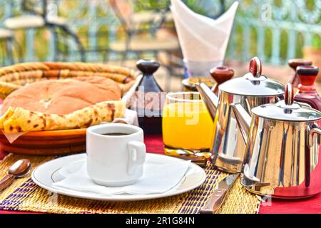 Petit-déjeuner marocain servi sur la terrasse de l'hôtel dans les montagnes de l'Atlas Banque D'Images