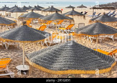 Vue sur plage de sable de chaude journée d'été, Agadir, Maroc Banque D'Images