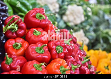Les légumes frais biologiques sur street market stall Banque D'Images