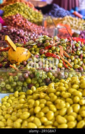 Olives assorties sur les rues arabes market stall Banque D'Images