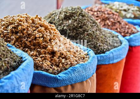 Variété d'épices sur les rues arabes market stall Banque D'Images