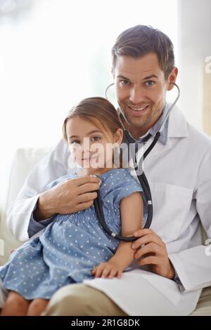 Portrait, enfant et stéthoscope de pédiatre pour le conseil en soins de santé, vérifier les poumons et écouter le rythme cardiaque. Évaluation de l'homme, du médecin et de la poitrine Banque D'Images