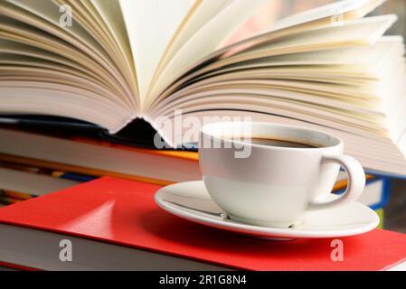 La composition avec livres et tasse de café Banque D'Images