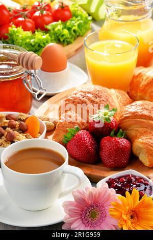 Le petit-déjeuner se compose de croissants, de café, de fruits, de jus d'orange et de confiture. Régime équilibré Banque D'Images