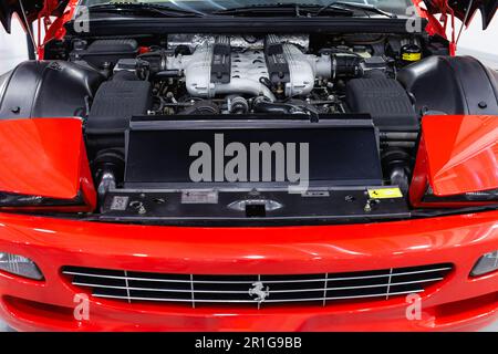 Moteur d'une Ferrari 456 à capot ouvert. Banque D'Images