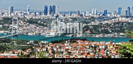 Vue panoramique d'Istanbul avec le pont du Bosphore sur le détroit du Bosphore Banque D'Images
