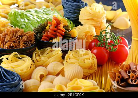 La composition avec différentes sortes de pâtes sur la table de cuisine Banque D'Images