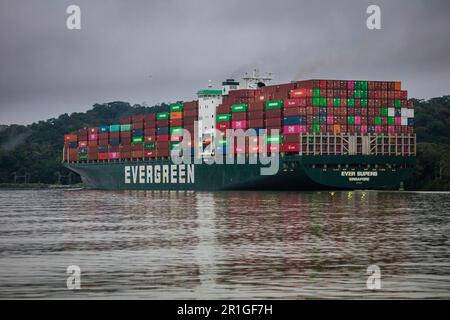 Le navire à conteneurs toujours superbe d'Evergreen traverse le canal de Panama vers le côté des Caraïbes, République de Panama. Banque D'Images