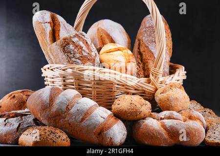 La composition avec un assortiment de produits de boulangerie dans panier en osier Banque D'Images