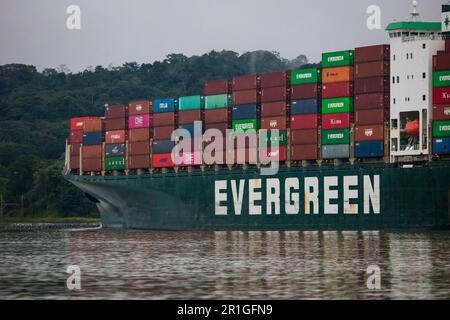 Le navire à conteneurs toujours superbe d'Evergreen traverse le canal de Panama vers le côté des Caraïbes, République de Panama. Banque D'Images