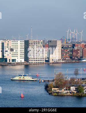 Amsterdam, pays-Bas - Ijdok immeuble d'appartements par Zeinsra van Gelderen Architects de l'autre côté de la rivière IJ Banque D'Images