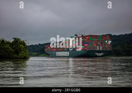 Le navire à conteneurs toujours superbe d'Evergreen traverse le canal de Panama vers le côté des Caraïbes, République de Panama. Banque D'Images