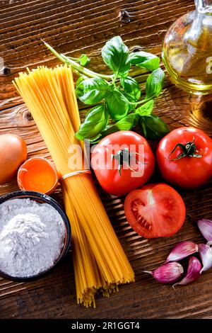 Composition avec spaghetti séchés et ingrédients de pâtes Banque D'Images