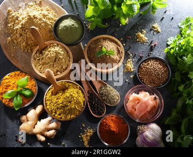Composition avec assortiment d'épices et d'herbes Banque D'Images