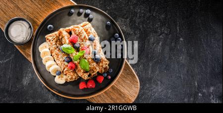 Une assiette de crêpes au fromage et aux fruits Banque D'Images