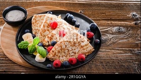 Une assiette de crêpes au fromage et aux fruits Banque D'Images
