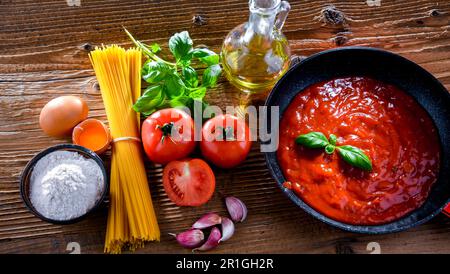 Composition avec spaghetti séchés et ingrédients de pâtes Banque D'Images