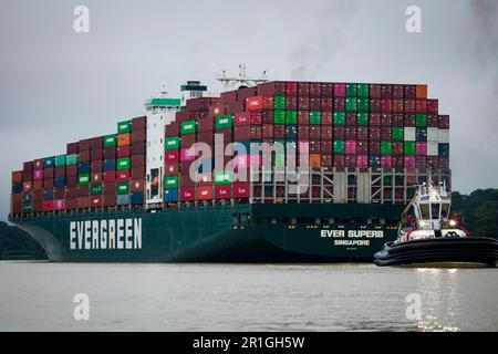 Le navire à conteneurs toujours superbe d'Evergreen traverse le canal de Panama vers le côté des Caraïbes, République de Panama. Banque D'Images