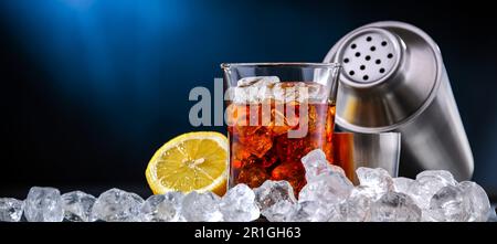 Composition avec une boisson alcoolisée et un shaker à cocktail Banque D'Images