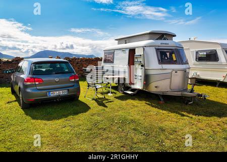 Voiture avec Eriba Touring, caravane de toit escamotable, culte, rétro, sur camping en été, temps ensoleillé, Mainland, Orcades, Ecosse, Royaume-Uni Banque D'Images