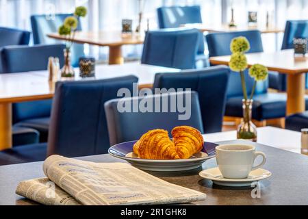 Hôtel petit-déjeuner, salle de petit-déjeuner dans un hôtel avec café et croissant, Stuttgart, Bade-Wurtemberg, Allemagne Banque D'Images