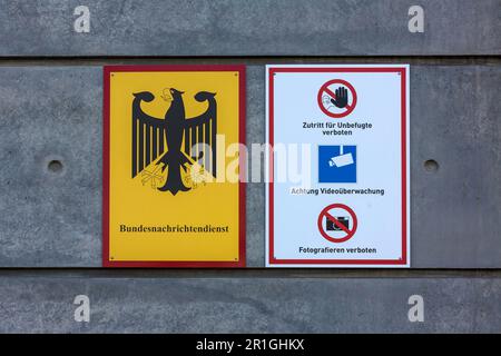 Signe avec l'aigle fédéral sur le bâtiment du Service fédéral du renseignement BND, panneau d'interdiction, photographie interdite, Chausseestrasse, Berlin Banque D'Images