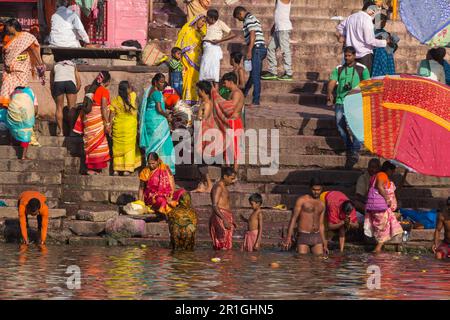 Les gens prennent un bain tôt le matin dans le fleuve Saint Ganges, rituel hindou, vue sur la ville de Varanasi, Uttar Pradesh, Inde Banque D'Images
