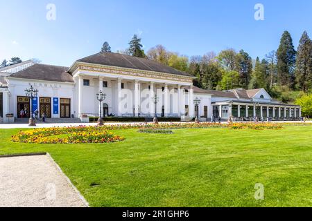 Hôtel spa au printemps, vue sur la ville, ville thermale de Baden-Baden, Bade-Wurtemberg, Allemagne Banque D'Images