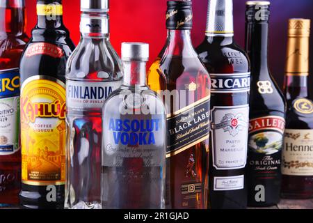 POZNAN, POLOGNE - NOV 16, 2018 : bouteilles de liqueur mondiale assorties, y compris des marques de whisky, vodka, cognac et liqueurs Banque D'Images