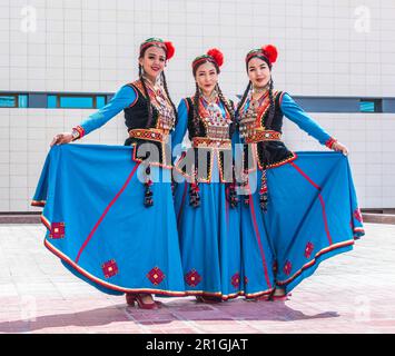 NUKUS, OUZBÉKISTAN - 6 mai 2019 : trois danseurs habillés traditionnellement à Nukus (Ouzbékistan) Banque D'Images