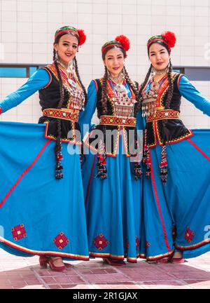 NUKUS, OUZBÉKISTAN - 6 mai 2019 : trois danseurs habillés traditionnellement à Nukus (Ouzbékistan) Banque D'Images