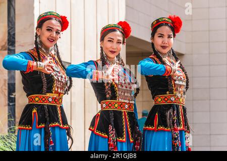 NUKUS, OUZBÉKISTAN - 6 mai 2019 : trois danseurs habillés traditionnellement à Nukus (Ouzbékistan) Banque D'Images