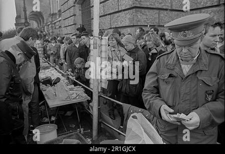 GDR, Berlin, 22.02.1990, compte de l'argent..., Wall Hype au Reichstag Banque D'Images