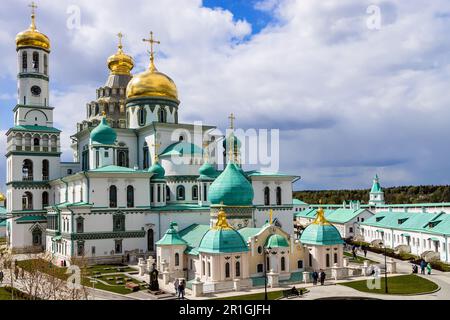 Istra, Russie - 7 mai 2023 : église souterraine de Constantine et d'Helena et construction de la cathédrale de Résurrection du monastère de la Nouvelle Jérusalem près d'Istra Banque D'Images