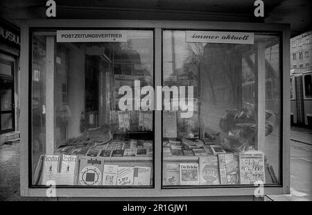 GDR, Berlin, 07.03.1990 ans, kiosque à journaux à Kastanienallee, près de la station de métro Dimitroffstrasse (aujourd'hui Eberswalder Strasse). Banque D'Images