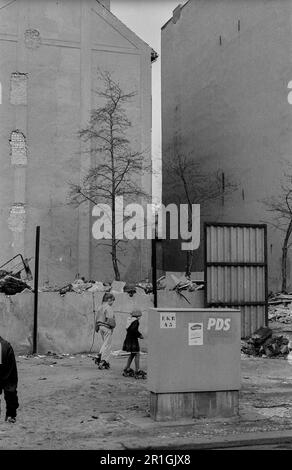 GDR, Berlin, 15.03.1990, Brunnenstrasse, Verteilerkaste (PDS), enfants avec patins à roulettes Banque D'Images