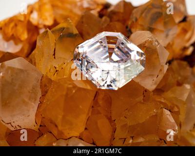 Diamant de coupe d'asseur étincelant sur une pierre de quartz citrine rugueuse Banque D'Images