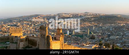 Vue panoramique sur la vieille médina de Fès. Maroc, Afrique du Nord Banque D'Images