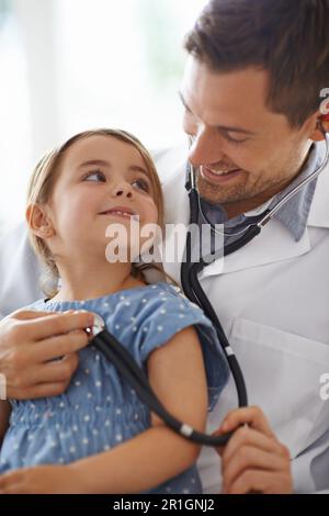 Enfant, médecin et stéthoscope de pédiatre pour le conseil en soins de santé, vérifier les poumons et écouter le rythme cardiaque. Bonne fille enfant, homme et poitrine pour Banque D'Images