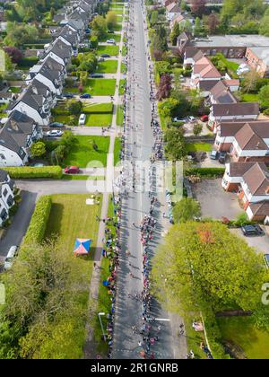 Leeds, Royaume-Uni. 14th mai 2023. Coureurs participant à la course Rob Burrow Leeds Marathon et demi-marathon sur Otley Road, Adel, au point de 6 miles. Le marathon Run for Rob Run for All a attiré plus de 10 000 coureurs participant en l'honneur du joueur de Leeds Rhinos RUB Burrow qui a été diagnostiqué avec la maladie Motor-Neurone (MND). Crédit: Bradley Taylor crédit: ImageryBT/Alay Live News Banque D'Images