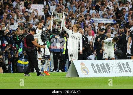 Madrid, Espagne. 13th mai 2023. Modric y Nacho ofrecen Copa del Rey a la aficion durante el partido de Liga Jornada 34 disputado en el Nuevo Santiago Bernabeu, Madrid entre el Real Madrid y Getafe, el 13 de Mayo 2023. Crédit : Edward F. Peters/Alay Live News Banque D'Images