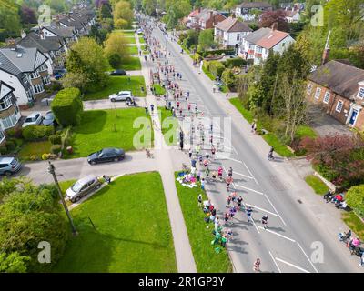 Leeds, Royaume-Uni. 14th mai 2023. Coureurs participant à la course Rob Burrow Leeds Marathon et demi-marathon sur Otley Road, Adel, au point de 6 miles. Le marathon Run for Rob Run for All a attiré plus de 10 000 coureurs participant en l'honneur du joueur de Leeds Rhinos RUB Burrow qui a été diagnostiqué avec la maladie Motor-Neurone (MND). Crédit: Bradley Taylor crédit: ImageryBT/Alay Live News Banque D'Images