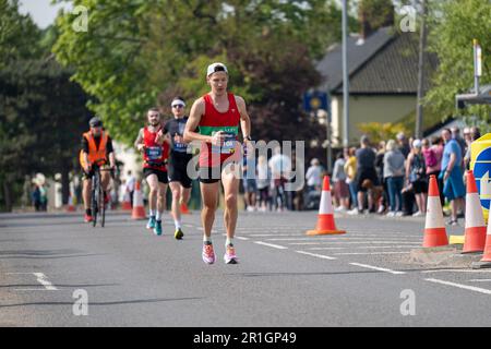 Leeds, Royaume-Uni. 14th mai 2023. Coureurs participant à la course Rob Burrow Leeds Marathon et demi-marathon sur Otley Road, Adel, au point de 6 miles. Le marathon Run for Rob Run for All a attiré plus de 10 000 coureurs participant en l'honneur du joueur de Leeds Rhinos RUB Burrow qui a été diagnostiqué avec la maladie Motor-Neurone (MND). Crédit: Bradley Taylor crédit: ImageryBT/Alay Live News Banque D'Images