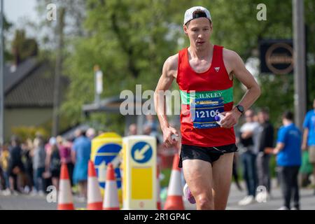 Leeds, Royaume-Uni. 14th mai 2023. Coureurs participant à la course Rob Burrow Leeds Marathon et demi-marathon sur Otley Road, Adel, au point de 6 miles. Le marathon Run for Rob Run for All a attiré plus de 10 000 coureurs participant en l'honneur du joueur de Leeds Rhinos RUB Burrow qui a été diagnostiqué avec la maladie Motor-Neurone (MND). Crédit: Bradley Taylor crédit: ImageryBT/Alay Live News Banque D'Images