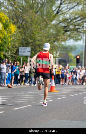 Leeds, Royaume-Uni. 14th mai 2023. Coureurs participant à la course Rob Burrow Leeds Marathon et demi-marathon sur Otley Road, Adel, au point de 6 miles. Le marathon Run for Rob Run for All a attiré plus de 10 000 coureurs participant en l'honneur du joueur de Leeds Rhinos RUB Burrow qui a été diagnostiqué avec la maladie Motor-Neurone (MND). Crédit: Bradley Taylor crédit: ImageryBT/Alay Live News Banque D'Images