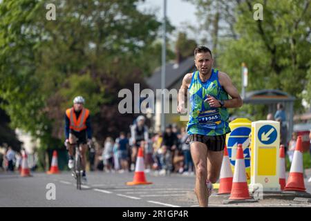 Leeds, Royaume-Uni. 14th mai 2023. Coureurs participant à la course Rob Burrow Leeds Marathon et demi-marathon sur Otley Road, Adel, au point de 6 miles. Le marathon Run for Rob Run for All a attiré plus de 10 000 coureurs participant en l'honneur du joueur de Leeds Rhinos RUB Burrow qui a été diagnostiqué avec la maladie Motor-Neurone (MND). Crédit: Bradley Taylor crédit: ImageryBT/Alay Live News Banque D'Images