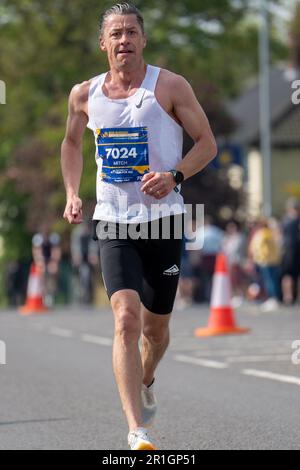 Leeds, Royaume-Uni. 14th mai 2023. Coureurs participant à la course Rob Burrow Leeds Marathon et demi-marathon sur Otley Road, Adel, au point de 6 miles. Le marathon Run for Rob Run for All a attiré plus de 10 000 coureurs participant en l'honneur du joueur de Leeds Rhinos RUB Burrow qui a été diagnostiqué avec la maladie Motor-Neurone (MND). Crédit: Bradley Taylor crédit: ImageryBT/Alay Live News Banque D'Images