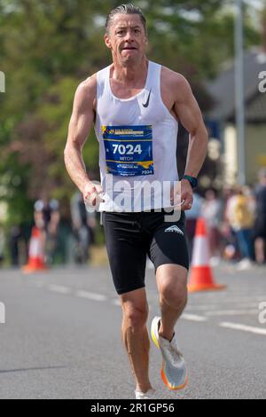 Leeds, Royaume-Uni. 14th mai 2023. Coureurs participant à la course Rob Burrow Leeds Marathon et demi-marathon sur Otley Road, Adel, au point de 6 miles. Le marathon Run for Rob Run for All a attiré plus de 10 000 coureurs participant en l'honneur du joueur de Leeds Rhinos RUB Burrow qui a été diagnostiqué avec la maladie Motor-Neurone (MND). Crédit: Bradley Taylor crédit: ImageryBT/Alay Live News Banque D'Images