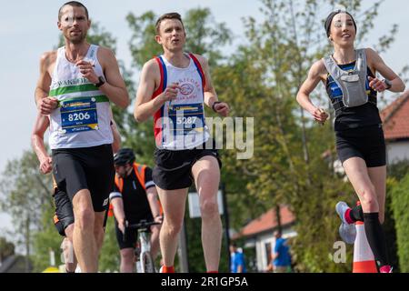 Leeds, Royaume-Uni. 14th mai 2023. Coureurs participant à la course Rob Burrow Leeds Marathon et demi-marathon sur Otley Road, Adel, au point de 6 miles. Le marathon Run for Rob Run for All a attiré plus de 10 000 coureurs participant en l'honneur du joueur de Leeds Rhinos RUB Burrow qui a été diagnostiqué avec la maladie Motor-Neurone (MND). Crédit: Bradley Taylor crédit: ImageryBT/Alay Live News Banque D'Images