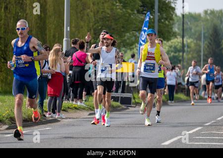 Leeds, Royaume-Uni. 14th mai 2023. Coureurs participant à la course Rob Burrow Leeds Marathon et demi-marathon sur Otley Road, Adel, au point de 6 miles. Le marathon Run for Rob Run for All a attiré plus de 10 000 coureurs participant en l'honneur du joueur de Leeds Rhinos RUB Burrow qui a été diagnostiqué avec la maladie Motor-Neurone (MND). Crédit: Bradley Taylor crédit: ImageryBT/Alay Live News Banque D'Images